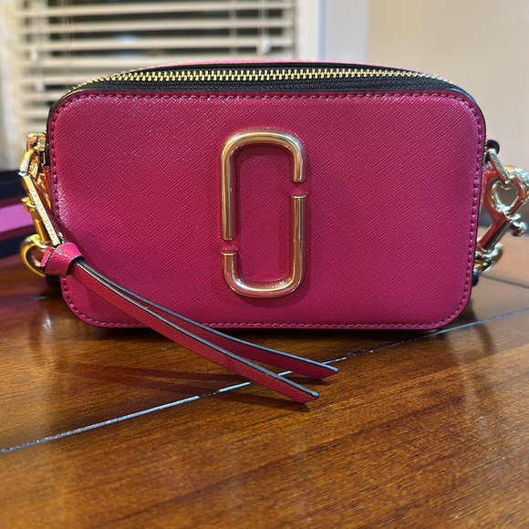 Fun pink, red & black Marc Jacobs with matching striped adjustable guitar strap - Picture 6 of 14